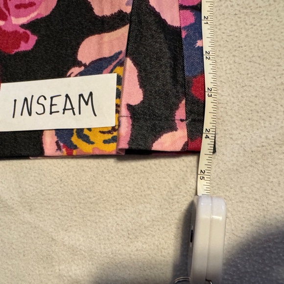 (11/12) An Express Bounty of Slightly Shimmering Roses on Black, Wide-Leg Capri - Picture 8 of 13